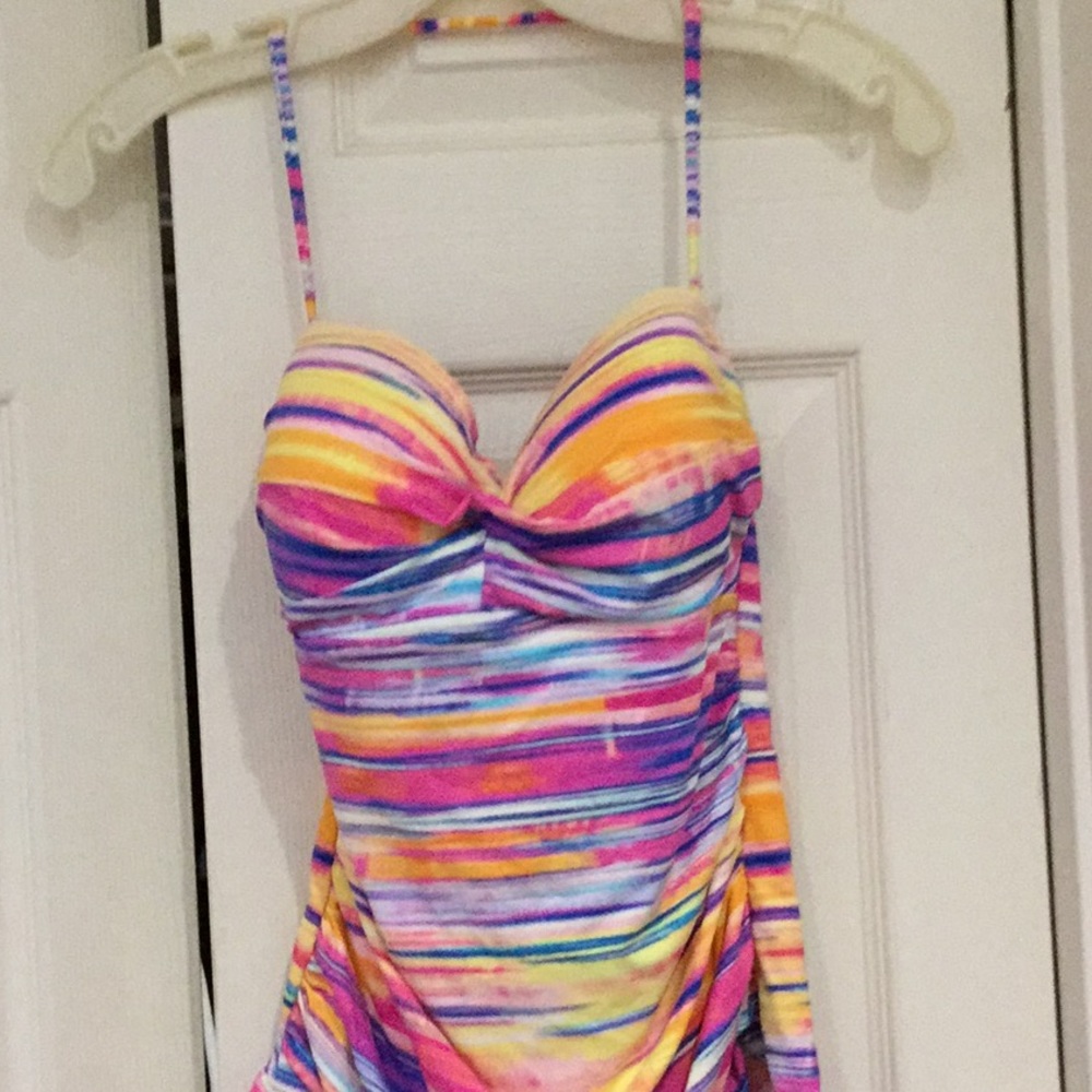Swimsuit - Picture 3 of 4